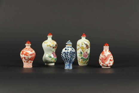 A lot of various snuff bottles, among others decorated with: A lot of various snuff bottles, among others decorated with dragons. China, 20th century.