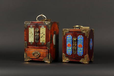 A lot of wooden jewelry boxes, one with cloisonne. China, l: A lot of wooden jewelry boxes, one with cloisonne. China, late 20th century.H.: 21 x B.: 15 cm.