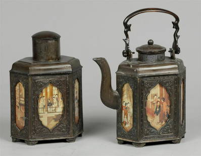 One lot consisting of a pewter tea caddy and teapot with tr: One lot consisting of a pewter tea caddy and teapot with transfer decorations. China first half of the 20th century.H.: 22,5 rep. 18,5 cm.