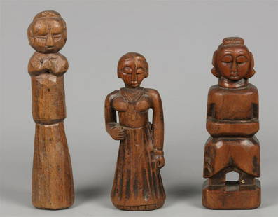 A lot consisting of (3) wooden figurines, India, including: A lot consisting of (3) wooden figurines, India, including 19th century.de grootste 25 cm., de kleinste 20 cm.