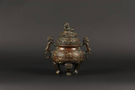 A bronze incense burner decorated with dragons, marked on t: A bronze incense burner decorated with dragons, marked on the bottom. China, late 20th century.H.: 21 x B.: 16 cm.