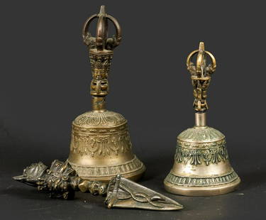 A lot of bronze bells. China, 18th/19th century. H.: 23, 22: A lot of bronze bells. China, 18th/19th century.H.: 23, 22 & 20 cm.