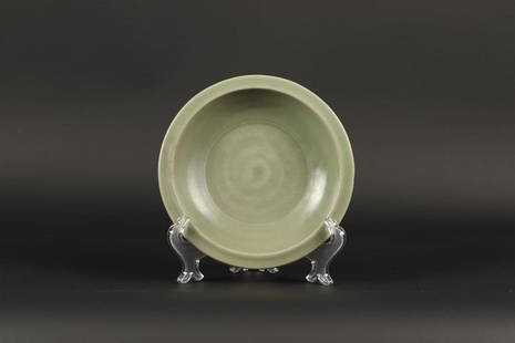 A celadon dish. China, Song Dynasty. Diam.: 21 cm.: A celadon dish. China, Song Dynasty.Diam.: 21 cm.