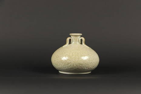 A celadon pitcher. China, Yuan. Diam.: 13 cm.: A celadon pitcher. China, Yuan.Diam.: 13 cm.