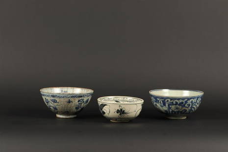 A lot with Swatow bowls with floral decor. China, Ming. Dia: A lot with Swatow bowls with floral decor. China, Ming.Diam.: 15 , 14 & 12 cm.
