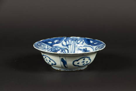 A 'kraak' porcelain hooded bowl with bird on rock decor. Ch: A 'kraak' porcelain hooded bowl with bird on rock decor. China, Wanlica 1620.Diam.: 14,5 cm.