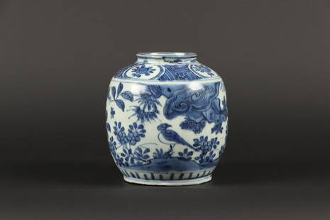 A porcelain pot decorated with birds in a landscape. China,: A porcelain pot decorated with birds in a landscape. China, Wanli.H.: 15 cm.