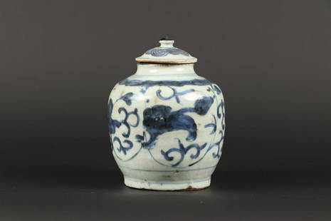 A porcelain lidded jar decorated with foo dogs. China, Jiaj: A porcelain lidded jar decorated with foo dogs. China, Jiajing.H.: 17 cm.