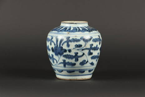 A porcelain pot with floral decor, marked with artemisia le: A porcelain pot with floral decor, marked with artemisia leaf. China, Ming.H.: 15 cm.