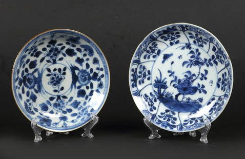 Various porcelain saucers, both with floral decoration. Chi: Various porcelain saucers, both with floral decoration. China, Kangxi/Yongzheng.Diam.: 11,5 cm.
