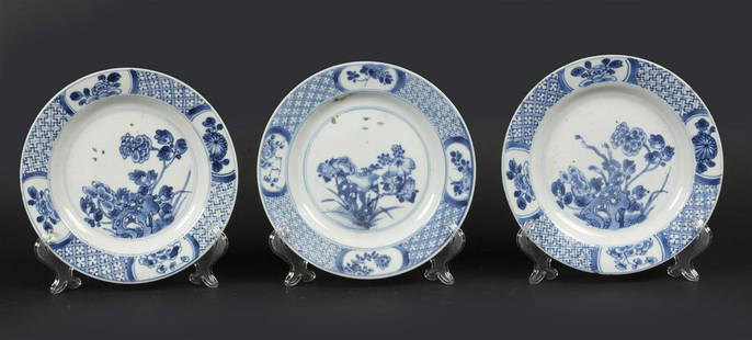 A lot of porcelain plates with napkin work outer edge with: A lot of porcelain plates with napkin work outer edge with 4 flower beds, center with flower/rock decor. China, Kangxi.Diam.: 16 cm.