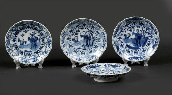 A set of porcelain plates with 2 x standing long Elizas nae: A set of porcelain plates with 2 x standing long Elizas naer a fool in the center in a landscape. China, Kangxi.Diam.: 11 cm.