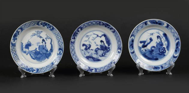 A lot with porcelain saucers with a sitting long Eliza and: A lot with porcelain saucers with a sitting long Eliza and a playing fool in a landscape. China, Kangxi.Diam.: 10,5 cm.