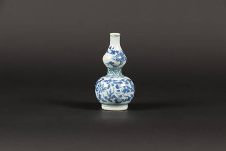 A porcelain knob-belly vase with floral decor. China, Kangx: A porcelain knob-belly vase with floral decor. China, Kangxi.H.: 10 cm.