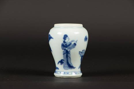 A porcelain tea caddy with decoration of 2x standing frames: A porcelain tea caddy with decoration of 2x standing frames with banana plant on the back. China, KangxiH.: 8,5 cm.