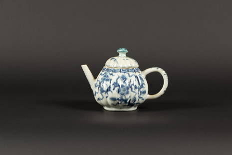 A porcelain ribbed teapot with floral decoration. China, Ka: A porcelain ribbed teapot with floral decoration. China, Kanxgi.H.: 11 x B.: 14 cm.