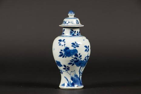 A porcelain lidded jar, baluster-shaped, with floral decor.: A porcelain lidded jar, baluster-shaped, with floral decor. China, Kangxi.H.: 15 cm.