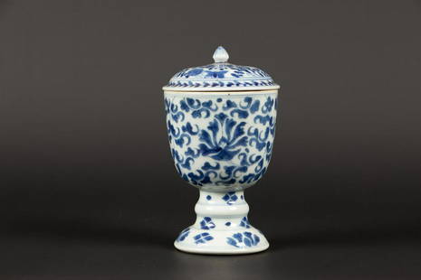 A porcelain Chine de commande wine lidded cup with floral d: A porcelain Chine de commande wine lidded cup with floral decor. China, Kangxi.H.: 15,5 cm.