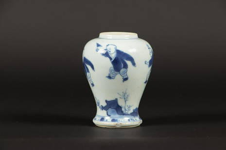 A porcelain tea caddy with decoration of 3 playing Chinese: A porcelain tea caddy with decoration of 3 playing Chinese fools. China, Kangxi.H.: 9 cm.