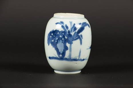 A porcelain tea caddy with decoration of 2 x lizards in lan: A porcelain tea caddy with decoration of 2 x lizards in landscape marked with artimisia leaf. China, Kangxi.H.: 9 cm.