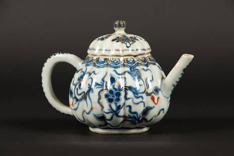A porcelain ribbed teapot with floral decoration, partly ra: A porcelain ribbed teapot with floral decoration, partly raised with gold. China, Kangxi.H.: 11 x B.: 14 cm.