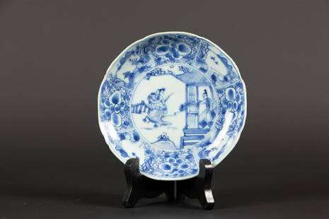 A porcelain saucer with 3 figures in China landscape decor,: A porcelain saucer with 3 figures in China landscape decor, Yongzheng.Diam.: 14 cm.