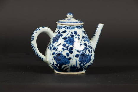 A porcelain teapot with twisted floral decoration in flower: A porcelain teapot with twisted floral decoration in flowerbeds. China, Kangxi.H.: 11 x B.: 13 cm.
