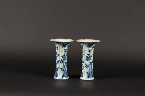 A pair of porcelain beaker vases with floral decor on rock: A pair of porcelain beaker vases with floral decor on rock in flowerbeds decoration. China, Kangxi.H.: 14 cm.