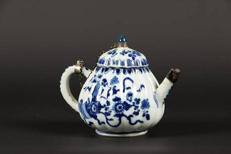 A porcelain ribbed teapot with floral decor, with silver mo: A porcelain ribbed teapot with floral decor, with silver mounts. China, Kangxi.H.: 11 x B.: 12 cm.