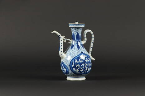 A porcelain pitcher, for the Persian market. China, Kangxi.: A porcelain pitcher, for the Persian market. China, Kangxi.H.: 17,5 cm.