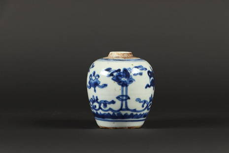 A porcelain ginger jar with floral decor. China, 18th centu: A porcelain ginger jar with floral decor. China, 18th century.H.: 10 cm.