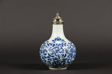 A porcelain vase with floral decor, set with a silver stopp: A porcelain vase with floral decor, set with a silver stopper. China, Kangxi.H.: 19,5 cm.