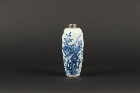 A porcelain canister with floral decor, set with a silver s: A porcelain canister with floral decor, set with a silver stopper. China, Kangxi.H.: 14,5 cm.