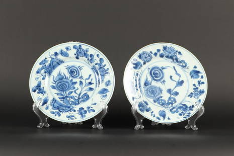 A set of porcelain plates with floral decor. China, Kangxi.: A set of porcelain plates with floral decor. China, Kangxi.Diam.: 21,5 cm.