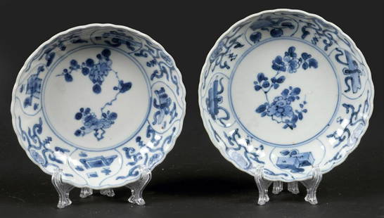A set of deep porcelain plates with antiquities decor in bo: A set of deep porcelain plates with antiquities decor in borders in the outer rim. China, Kangxi.Diam.: 11,5 cm.