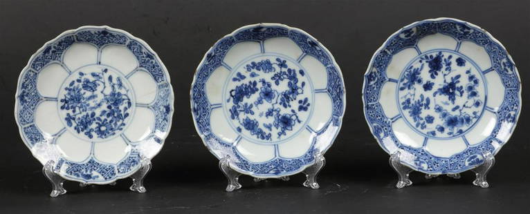 A set of porcelain plates with lotus flower beds decor. Chi: A set of porcelain plates with lotus flower beds decor. China, Kangxi.Diam.: 11 cm.