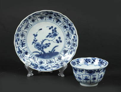 A porcelain cup and saucer with floral decor in beds. China: A porcelain cup and saucer with floral decor in beds. China, Kangxi.Diam.: 11 cm.