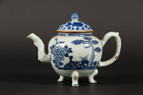A porcelain teapot on three legs with pine, chrysanthemum a: A porcelain teapot on three legs with pine, chrysanthemum and fence decor. China Yongzheng.H.: 13 x B.: 15 cm.