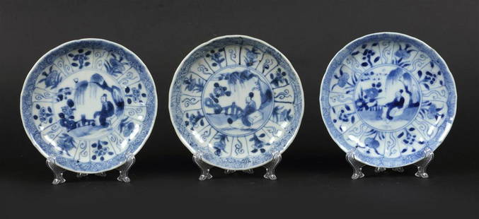 A set of porcelain saucers with decoration in the center of: A set of porcelain saucers with decoration in the center of a seated sage under weeping willow. China, Yongzheng.Diam.: 11,5 cm.