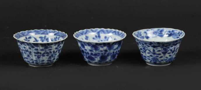 A set of porcelain bowls with floral decor in the center st: A set of porcelain bowls with floral decor in the center standing moldings. China, Yongzheng.Diam.: 6,5 cm.