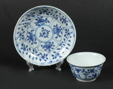 A porcelain cup and saucer with floral decoration. China, Y: A porcelain cup and saucer with floral decoration. China, Yongzheng.Diam.: 12 cm.