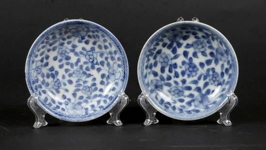 A set of porcelain saucers with floral decor. China, Yongzh: A set of porcelain saucers with floral decor. China, Yongzheng.Diam.: 7,5 cm.