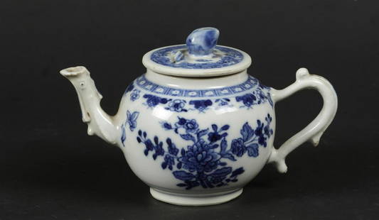 A porcelain teapot with floral decor and fruit-shaped handl: A porcelain teapot with floral decor and fruit-shaped handle on the lid. China, 18th century.H.: 9 cm. B.: 12 cm.