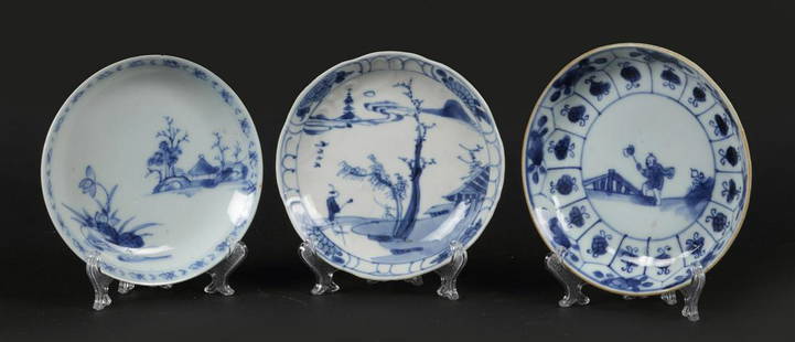 A lot of various saucers, 2x landscape and playing fool wit: A lot of various saucers, 2x landscape and playing fool with fence decor. China, 18th century.Diam.: 10,5 cm.