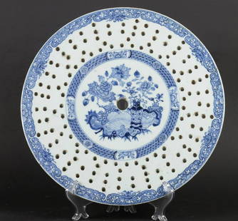 A porcelain large round floating bowl with vase on leaf dec: A porcelain large round floating bowl with vase on leaf decor, around which floral decor. China, Qianglong.Diam.: 36,5 cm.