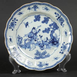 A porcelain plate with lis and deer decor with servant. Chi: A porcelain plate with lis and deer decor with servant. China, Qianglong.Diam.: 22 cm.