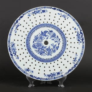 A large round porcelain floating bowl with floral decoratio: A large round porcelain floating bowl with floral decoration. China, Qianglong.Diam.: 35,5 cm.