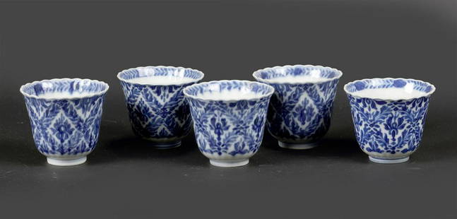 A set of high porcelain cups with floral decor. after earli: A set of high porcelain cups with floral decor. after earlier Kangxi example. China, 19th century.H.: 6,5 cm.