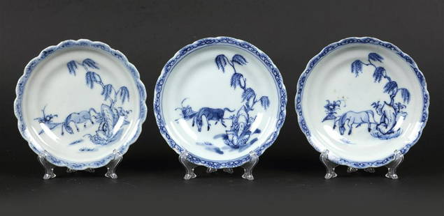 A set of porcelain plates with a horse with a rock/weeping: A set of porcelain plates with a horse with a rock/weeping willow decor. China, Qianglong. 12 cm.Diam.: 12 cm.