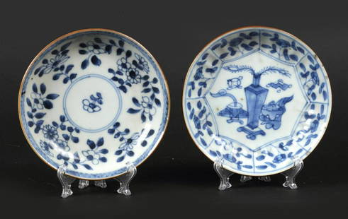 A lot of doiverse porcelain plates, 1x antiquities decor, 1: A lot of doiverse porcelain plates, 1x antiquities decor, 1x floral decor on the capuchin exterior. China, Qianglong.Diam.: 11,5 cm.